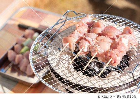 七輪で焼き鳥を焼いている 七輪で焼き鳥を焼いている 98498159