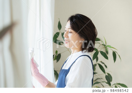 窓掃除をするミドル女性 窓掃除をするミドル女性 98498542