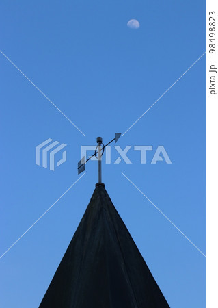 風見の三角屋根に昇る月(おとぎの森公園 ※富山県 高岡市) 風見の三角屋根に昇る月(おとぎの森公園 ※富山県 高岡市) 98498823