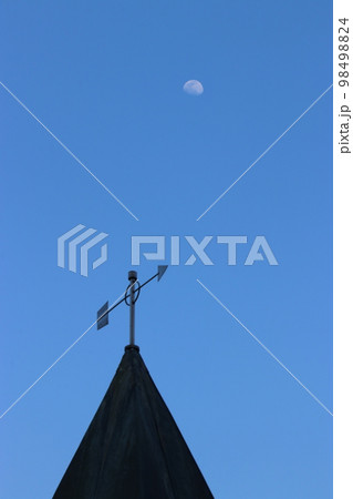 風見の三角屋根に昇る月（おとぎの森公園　※富山県　高岡市） 98498824