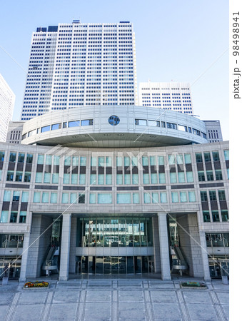 晴れ渡った東京都議会議事堂（東京都新宿区） 98498941