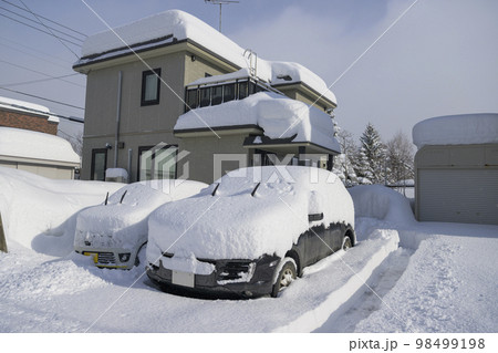 大雪で埋まる家と車 大雪で埋まる家と車 98499198