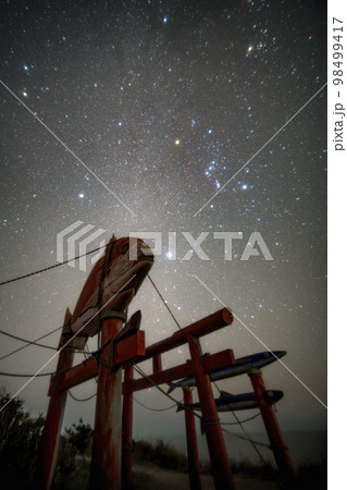 千葉県銚子市　長九郎稲荷神社の鳥居とオリオン座 98499417