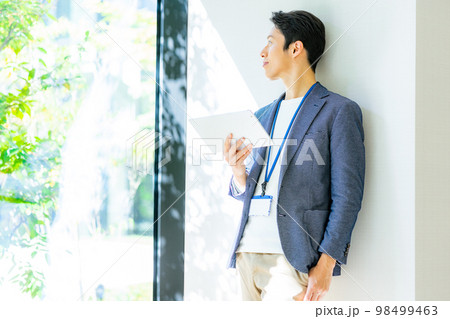 タブレットを持つ男性　撮影協力「LINK FOREST」 98499463