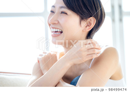 女性　ビューティー　綺麗 98499474