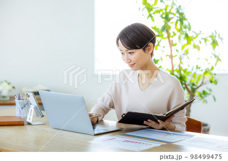 テレワーク　女性　仕事 98499475