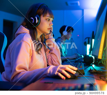 暗い部屋でゲームを楽しむ 98499578