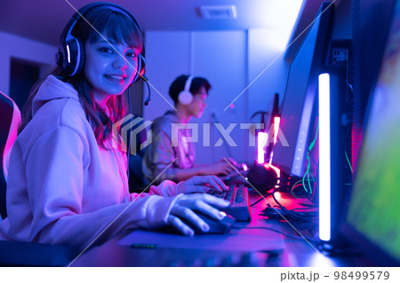 暗い部屋でゲームを楽しむ 98499579