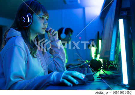 暗い部屋でゲームを楽しむ 暗い部屋でゲームを楽しむ 98499580