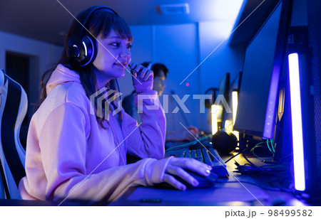 暗い部屋でゲームを楽しむ 暗い部屋でゲームを楽しむ 98499582