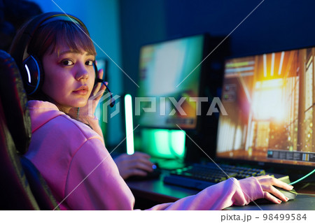 部屋でゲームを楽しむ 部屋でゲームを楽しむ 98499584