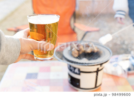 生ビールと七輪で焼いている焼き鳥 98499600