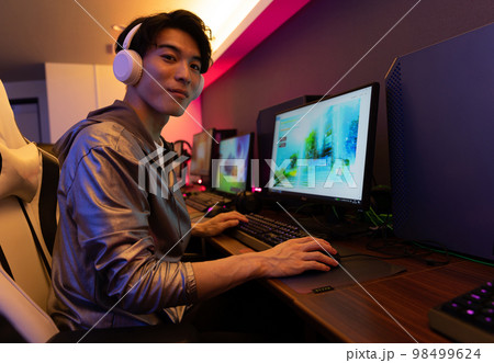 部屋でゲームを楽しむ 部屋でゲームを楽しむ 98499624