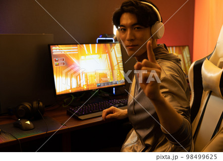 部屋でゲームを楽しむ 部屋でゲームを楽しむ 98499625