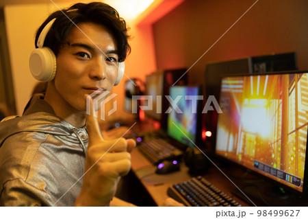 部屋でゲームを楽しむ 部屋でゲームを楽しむ 98499627