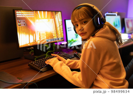 部屋でゲームを楽しむ 98499634