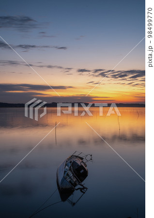 茨城県茨城町　夕日の涸沼 98499770