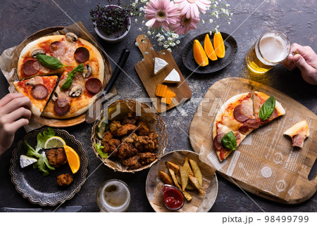 ピザとビールを楽しむテーブル 98499799