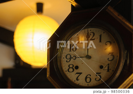 昭和レトロ、古い壁掛け時計の写真素材 [98500336] - PIXTA