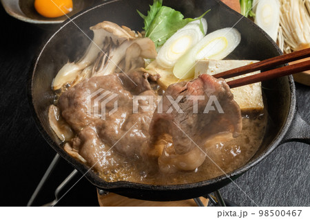 普通の和牛すきやき Common sukiyaki Japanese foods 普通の和牛すきやき Common sukiyaki Japanese foods 98500467