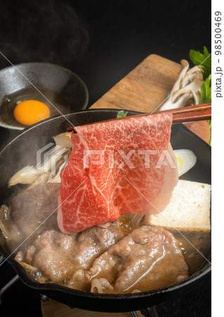 普通の和牛すきやき　Common sukiyaki Japanese foods 98500469
