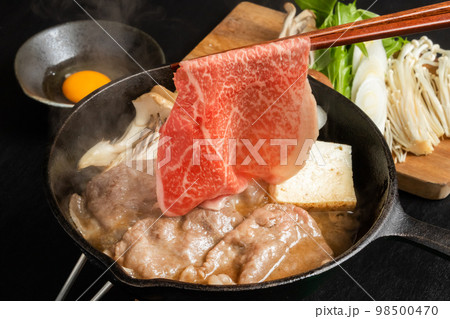 普通の和牛すきやき　Common sukiyaki Japanese foods 98500470