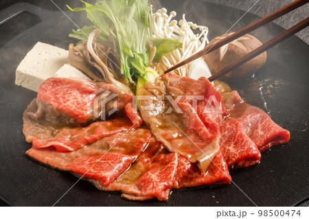 普通の和牛すきやき　Common sukiyaki Japanese foods 98500474
