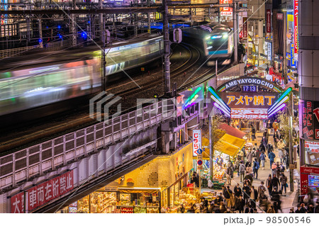日本の東京都市景観 コロナ禍だが行動制限無し。アメ横はコロナ禍前のような賑わい… 98500546