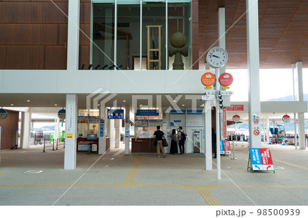 宮島口フェリー乗り場の改札口　広島県廿日市市 98500939