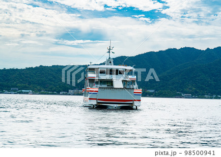 宮島から宮島口に向かってくるJR西日本宮島口フェリーみやじま丸1　広島県廿日市市 98500941
