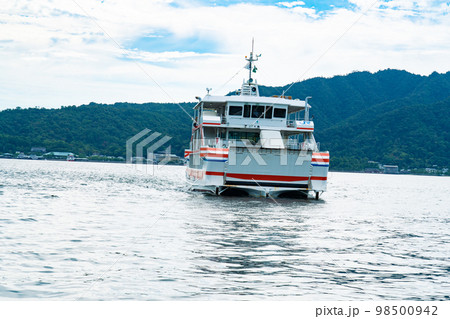 宮島から宮島口に向かってくるJR西日本宮島口フェリーみやじま丸2　広島県廿日市市 98500942