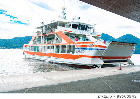宮島口フェリー乗り場に接岸するみやじま丸2 広島県廿日市市 宮島口フェリー乗り場に接岸するみやじま丸2 広島県廿日市市 98500945