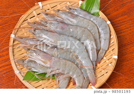 有頭バナメイエビ、バナメイ海老、バナメイえび。海老、シュリンプ、海鮮食材。未加熱・未調理。 有頭バナメイエビ、バナメイ海老、バナメイえび。海老、シュリンプ、海鮮食材。未加熱・未調理。 98501193