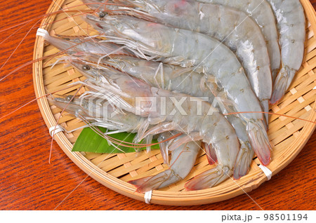 有頭バナメイエビ、バナメイ海老、バナメイえび。海老、シュリンプ、海鮮食材。未加熱・未調理。 有頭バナメイエビ、バナメイ海老、バナメイえび。海老、シュリンプ、海鮮食材。未加熱・未調理。 98501194