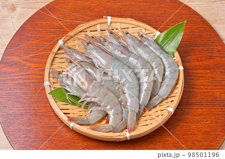 有頭バナメイエビ、バナメイ海老、バナメイえび。海老、シュリンプ、海鮮食材。未加熱・未調理。 98501196
