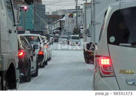 雪の一般道 交差点の信号待ち 雪の一般道 交差点の信号待ち 98501373