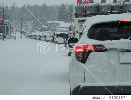 交通イメージ 雪道の渋滞 交通イメージ 雪道の渋滞 98501374