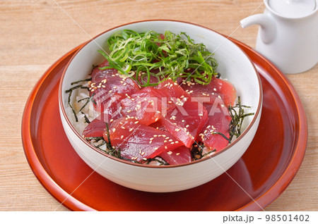 鉄火丼、バチマグロの鉄火丼、マグロ丼、まぐろ丼、鮪丼、漬け丼、ヅケ丼。鮪の醤油ダレ漬け。 98501402