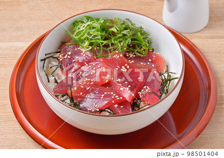 鉄火丼、バチマグロの鉄火丼、マグロ丼、まぐろ丼、鮪丼、漬け丼、ヅケ丼。鮪の醤油ダレ漬け。 98501404