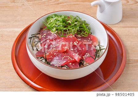 鉄火丼、バチマグロの鉄火丼、マグロ丼、まぐろ丼、鮪丼、漬け丼、ヅケ丼。鮪の醤油ダレ漬け。 98501405