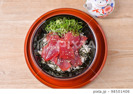 鉄火丼、バチマグロの鉄火丼、マグロ丼、まぐろ丼、鮪丼、漬け丼、ヅケ丼。鮪の醤油ダレ漬け。 鉄火丼、バチマグロの鉄火丼、マグロ丼、まぐろ丼、鮪丼、漬け丼、ヅケ丼。鮪の醤油ダレ漬け。 98501406