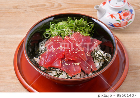 鉄火丼、バチマグロの鉄火丼、マグロ丼、まぐろ丼、鮪丼、漬け丼、ヅケ丼。鮪の醤油ダレ漬け。 98501407