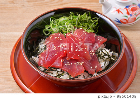 鉄火丼、バチマグロの鉄火丼、マグロ丼、まぐろ丼、鮪丼、漬け丼、ヅケ丼。鮪の醤油ダレ漬け。 鉄火丼、バチマグロの鉄火丼、マグロ丼、まぐろ丼、鮪丼、漬け丼、ヅケ丼。鮪の醤油ダレ漬け。 98501408
