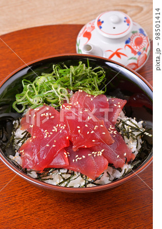 鉄火丼、バチマグロの鉄火丼、マグロ丼、まぐろ丼、鮪丼、漬け丼、ヅケ丼。鮪の醤油ダレ漬け。 鉄火丼、バチマグロの鉄火丼、マグロ丼、まぐろ丼、鮪丼、漬け丼、ヅケ丼。鮪の醤油ダレ漬け。 98501414