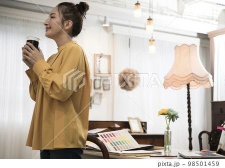 女性クリエイターイメージ 98501459