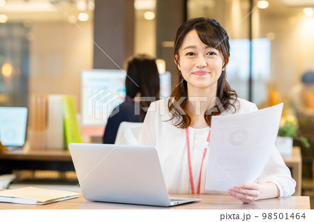 オフィスのビジネスウーマン　撮影協力：WEEK芝大門（サンフロンティア不動産） 98501464