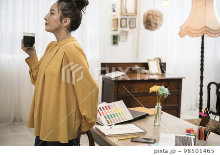 女性クリエイターイメージ 98501465