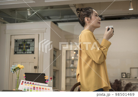 女性クリエイターイメージ 98501469