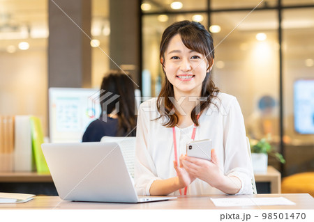 オフィスのビジネスウーマン　撮影協力：WEEK芝大門（サンフロンティア不動産） 98501470