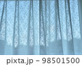 青空が透ける窓とカーテン 98501500